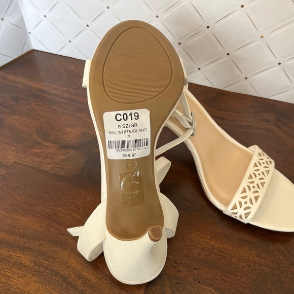 Le Chateau white sandals - Picture 2 of 2